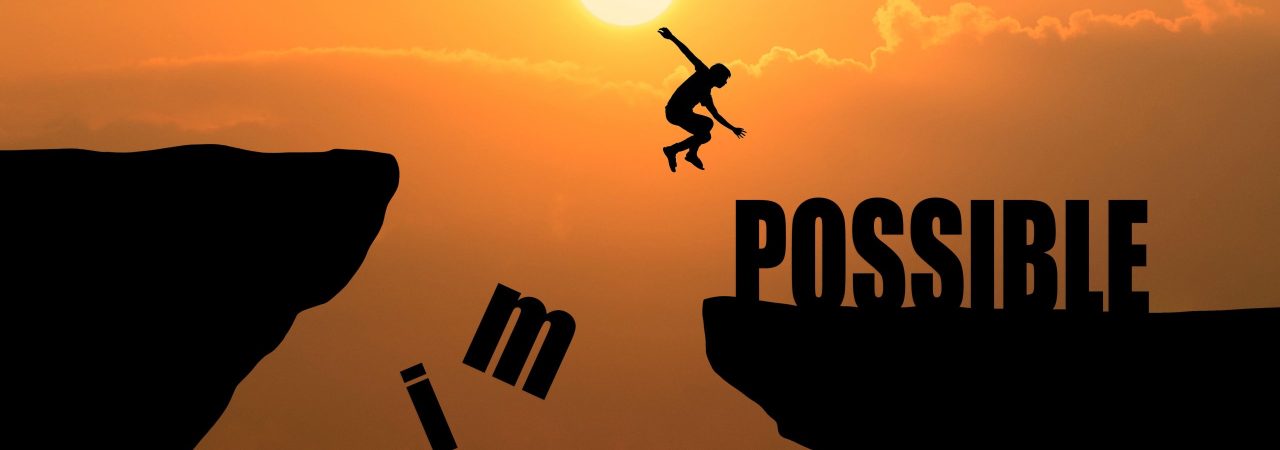 hombre-que-salta-sobre-imposible-o-posible-sobre-acantilado-fondo-puesta-sol-idea-concepto-negocio